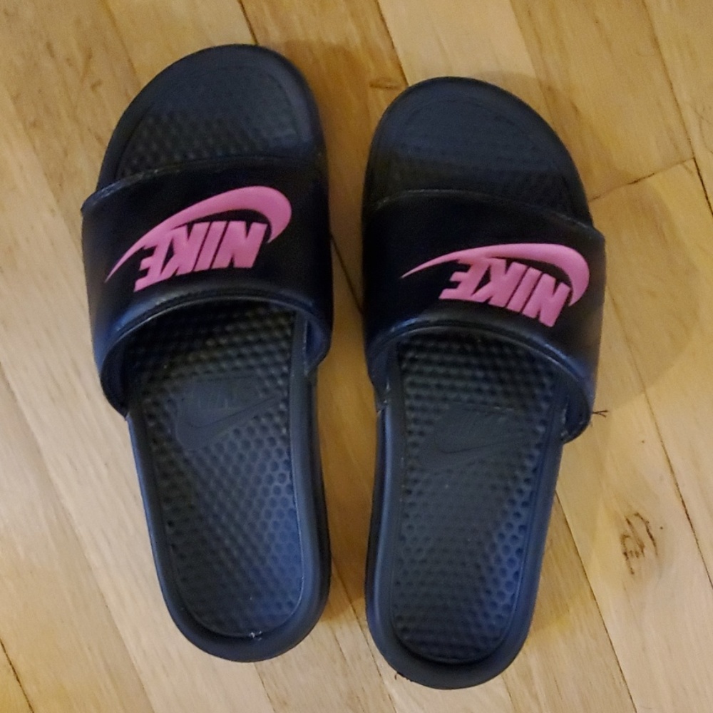 Nike Benassi slides
